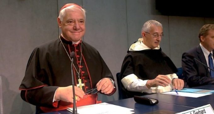 Cardenal Müller: la Iglesia acepta la cremación pero recomienda la sepultura