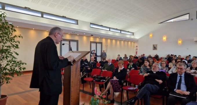 Cardenal Parolin: Primero salvar a las personas migrantes