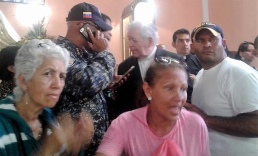 Cardenal venezolano retenido dentro de una iglesia por grupos armados