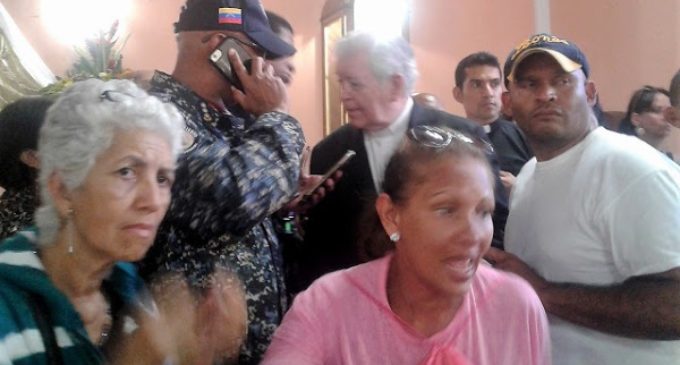 Cardenal venezolano retenido dentro de una iglesia por grupos armados