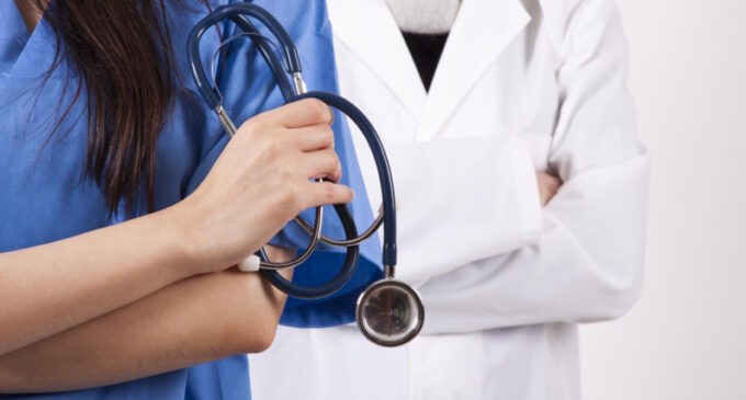 Cerca de 40 médicos de la sanidad pública madrileña, entre los 100 mejores de España en su especialidad