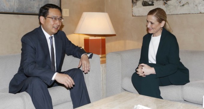 Cifuentes se reúne con el embajador chino en España, Agentes Forestales y la ONCE