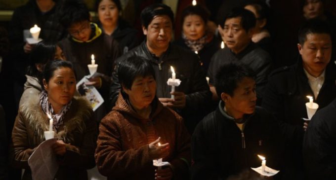 China estrecha el cerco sobre los cristianos. El Papa «acompaña con solicitud» el diálogo