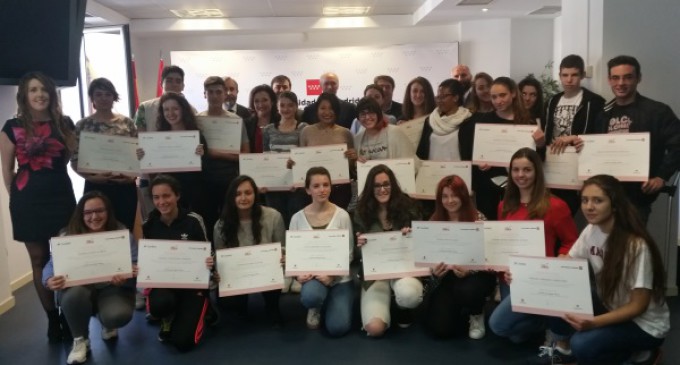 La Comunidad de Madrid fomenta el uso responsable de las tecnologías entre los jóvenes con el programa Cibermentores