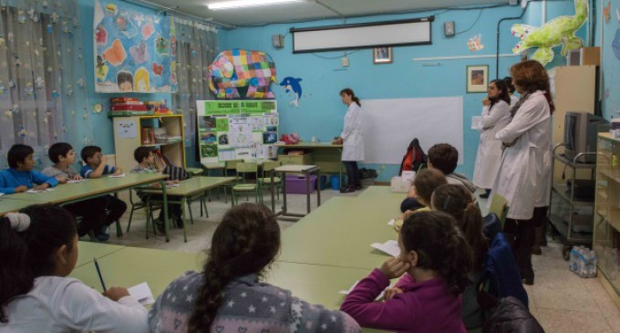 Cerca de un centenar de niños en el taller “Piensa luego existes, menudos científicos”