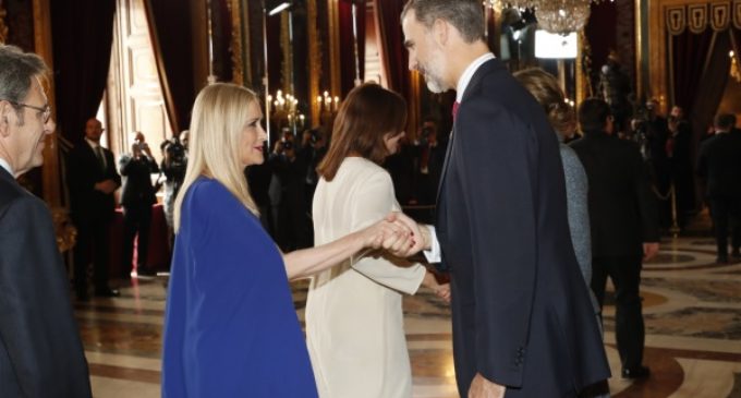Cifuentes asiste al homenaje a la Bandera y la parada militar con motivo de la Fiesta Nacional