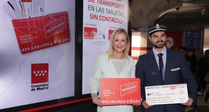 Cifuentes despide al billete de papel en el Metro y da la bienvenida a la tarjeta Multi