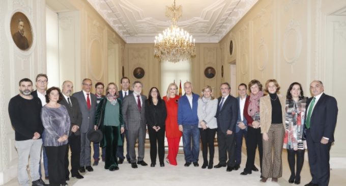 Cifuentes destaca que el acuerdo educativo va a mejorar las condiciones laborales de 50.000 docentes de centros públicos