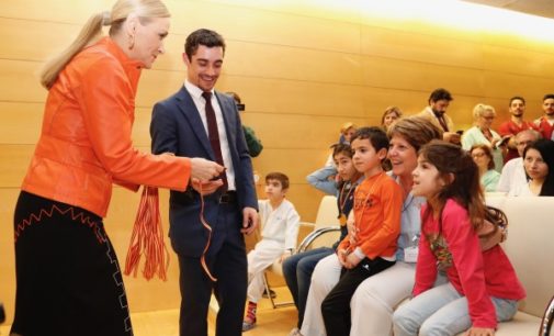 Cifuentes felicita a Javier Fernández por su medalla olímpica y lo pone como “ejemplo de ánimo y superación”