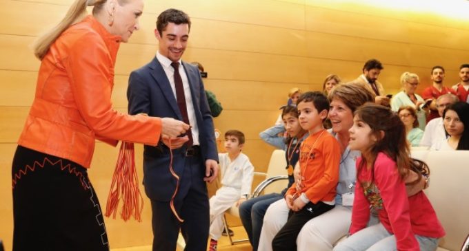 Cifuentes felicita a Javier Fernández por su medalla olímpica y lo pone como “ejemplo de ánimo y superación”