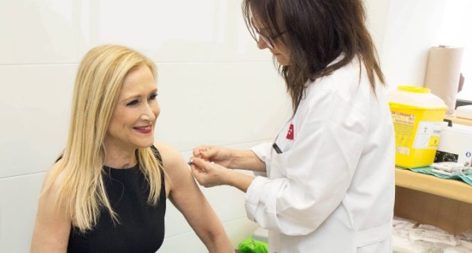 Cifuentes hace un llamamiento a los madrileños para que se vacunen contra la gripe