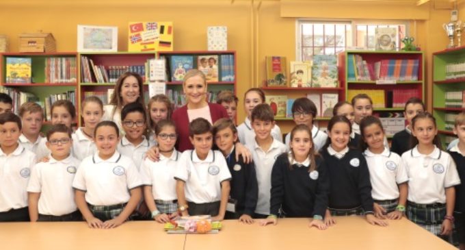 Cifuentes inaugura el nuevo curso escolar en el que se estrena el trilingüismo en Primaria