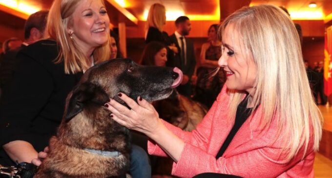 Cifuentes muestra su apoyo a la campaña de adopción de los “héroes de cuatro patas”