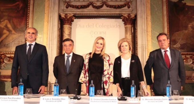 Cifuentes pone en valor el trabajo de las 2.800 farmacias de la región en favor de la salud de los madrileños