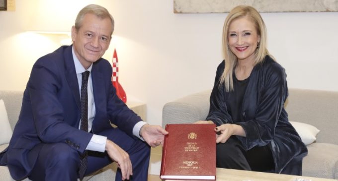 Cifuentes recibe la Memoria de la Fiscalía de 2016 de manos del fiscal superior de Madrid