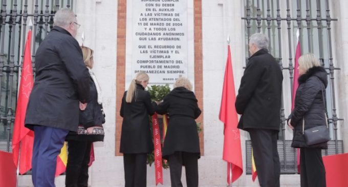 Cifuentes recuerda a las víctimas del 11M depositando una corona de laurel en la fachada de la Real Casa de Correos