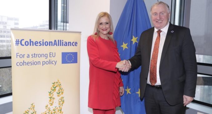 Cifuentes se reúne con Lambertz en Bruselas y firma la ‘Alianza por la cohesión’