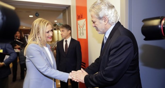 Cifuentes se reúne con el Comisario Europeo de Ayuda Humanitaria y Gestión de Crisis