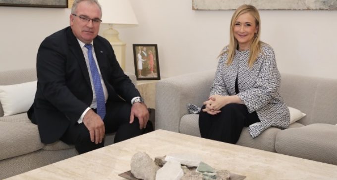 Cifuentes se reúne con el presidente de la Asociación Víctimas del Terrorismo (AVT)