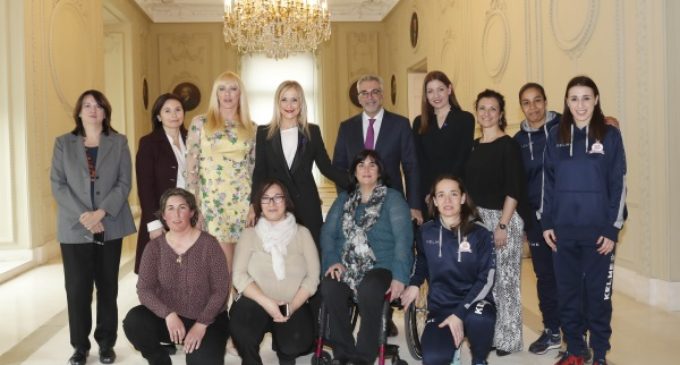 Cifuentes: “No queremos nada regalado por ser mujeres, pero tampoco que se nos quite nada precisamente por ser mujeres”