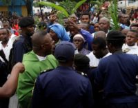 Laurent Monsengwo, arzobispo de Kinshasa: «¿Cómo podéis disparar contra mujeres y niños pertrechados de rosarios?»