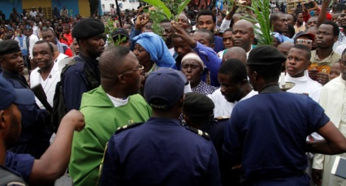Laurent Monsengwo, arzobispo de Kinshasa: «¿Cómo podéis disparar contra mujeres y niños pertrechados de rosarios?»