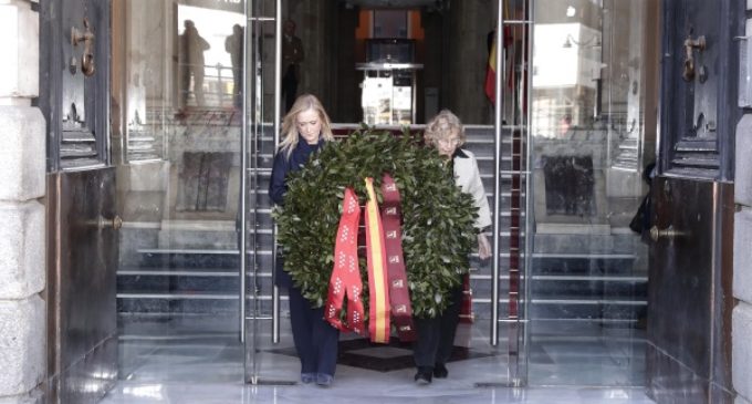 Cifuentes y Carmena depositan una corona de laurel ante la placa que recuerda en Sol a las víctimas del 11M