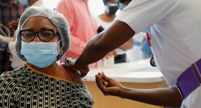 «Las farmacéuticas no suelen colaborar sin presión política»