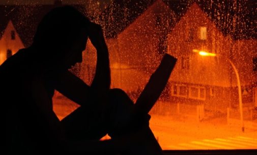 Creyentes (y no creyentes) buscan un cura de madrugada como última salida al suicidio