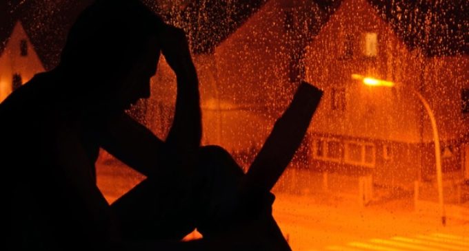 Creyentes (y no creyentes) buscan un cura de madrugada como última salida al suicidio