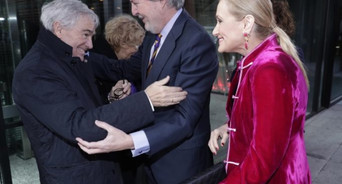 Cifuentes, en el acto de imposición de la Gran Cruz de la Orden Civil de Alfonso X el Sabio a Francisco Luzón