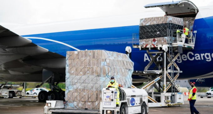 Díaz Ayuso consigue que los aviones con material sanitario queden exentos de las tasas de aterrizaje y tránsito aéreo