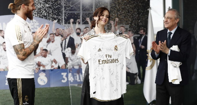 Díaz Ayuso celebra la 34ª Liga con el Real Madrid, “sinónimo de esfuerzo, superación y victoria”
