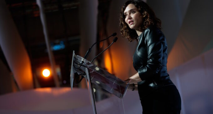 Díaz Ayuso censura el «autoritarismo» del Gobierno de Sánchez y su «arbitrariedad» señalando a empresas