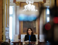 Díaz Ayuso traslada todo el apoyo a la familia de la persona asesinada en Algeciras y espera que lo sucedido “no enturbie la convivencia de una ciudad tan alegre”