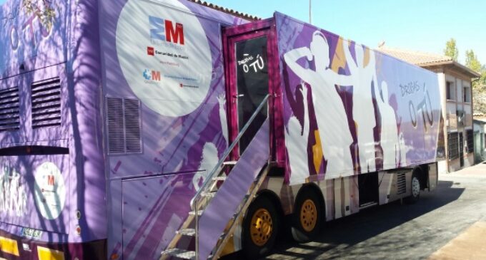 El autobús “Drogas o Tú” recorre este verano 26 municipios de la Comunidad para prevenir adicciones durante el ocio juvenil