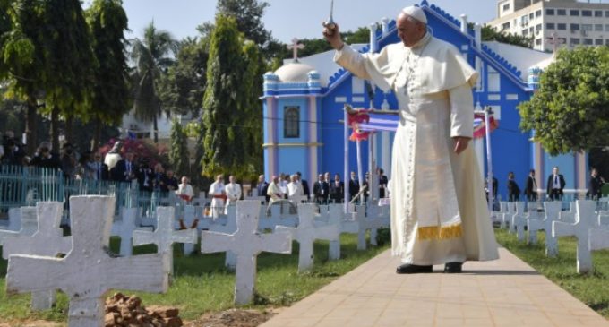 Bangladesh: Francisco visita el cementerio y la antigua Iglesia del Rosario