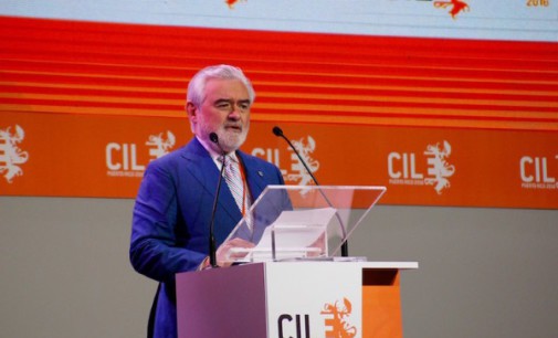 El director de la RAE presenta en el Congreso de la Lengua los ‘Autógrafos de Miguel de Cervantes’