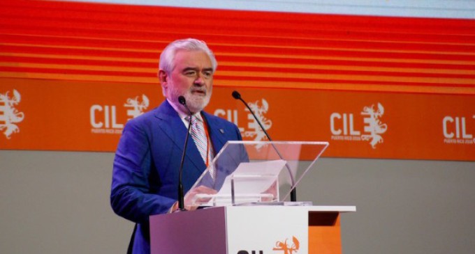 El director de la RAE presenta en el Congreso de la Lengua los ‘Autógrafos de Miguel de Cervantes’