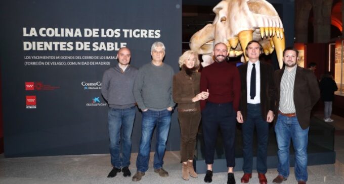 De los Santos visita la exposición ‘La Colina de los Tigres Dientes de Sable’ en el MAR