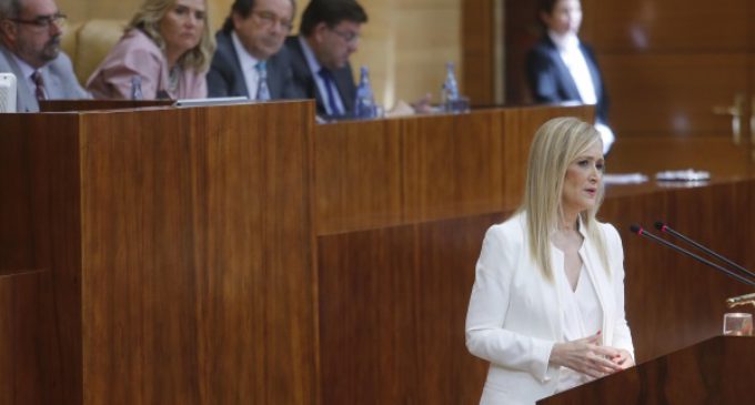 Cifuentes anuncia la emisión de bonos sociales y tarifa de 4 euros del agua para las pensiones no contributivas