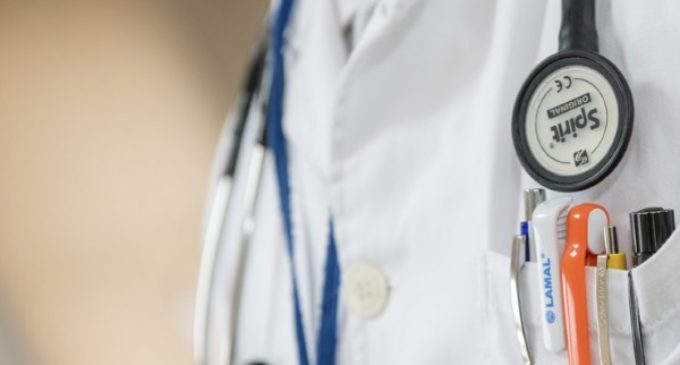¿Dejaría de ir a consulta por un mal médico?