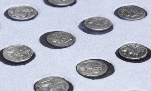 El MAR presenta una donación de 30 denarios de plata procedentes de un tesorillo hallado en Alcalá