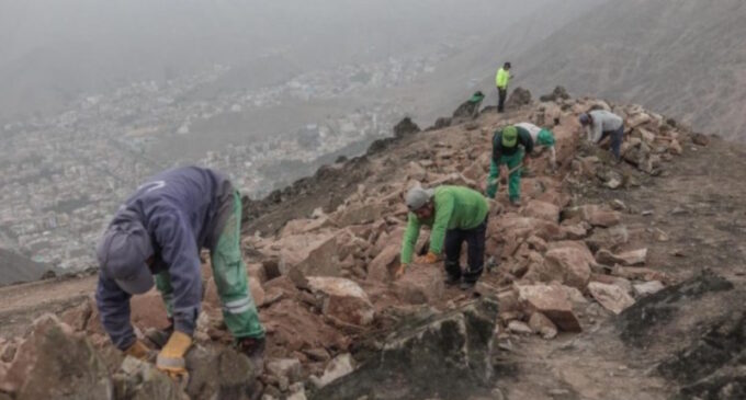 Derriban el «muro de la vergüenza» de Lima después de cuatro décadas