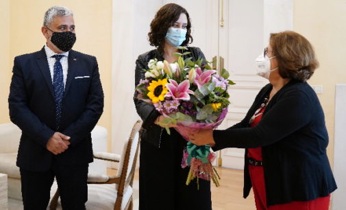 Díaz Ayuso aborda con los vendedores de prensa su situación ante el COVID-19