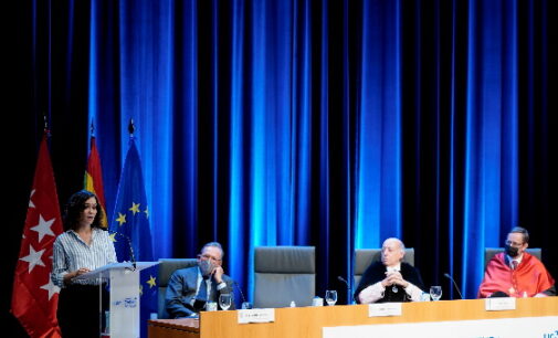 Díaz Ayuso advierte de que la Universidad “está en peligro”: “Es perverso el plan de aislarla mientras se politiza, se infiltran ideologías y se favorecen endogamias”