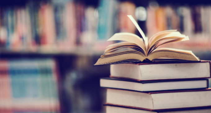 Díaz Ayuso anuncia que Severo Bueno, el abogado que denunció la inmersión lingüística en Cataluña, dará nombre a la biblioteca del CRIF Las Acacias