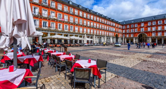 Díaz Ayuso anuncia el uso obligatorio de mascarilla en restaurantes, ampliar a seis personas por mesa en terrazas y nuevos horarios