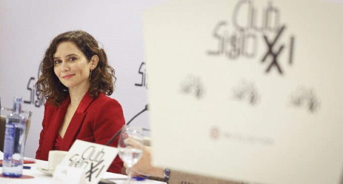Díaz Ayuso asegura que siempre escuchará a los sanitarios para mejorar sus condiciones y acusa a los activistas de la izquierda de «hacer eslóganes desde la falsedad»