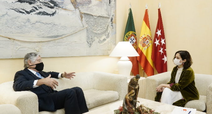 Díaz Ayuso comparte con el embajador de Portugal los beneficios de una política fiscal a la baja para activar la economía y generar empleo